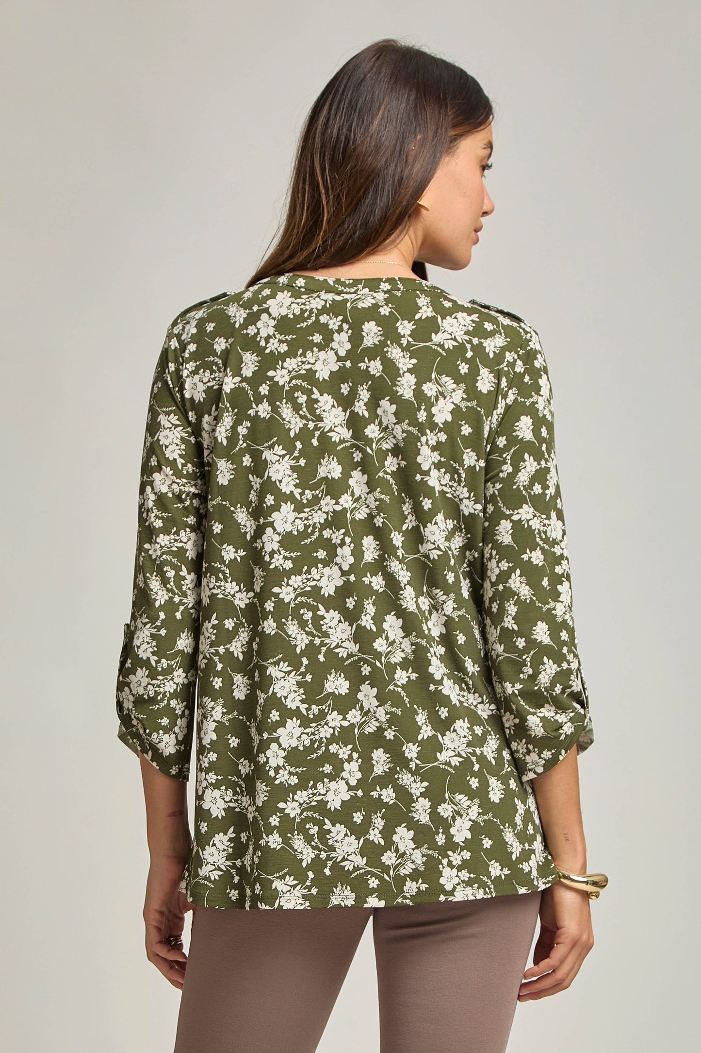 Lizzy-Style Classic Blouse with Faux Pockets – Wrinkle-Free Travel Friendly