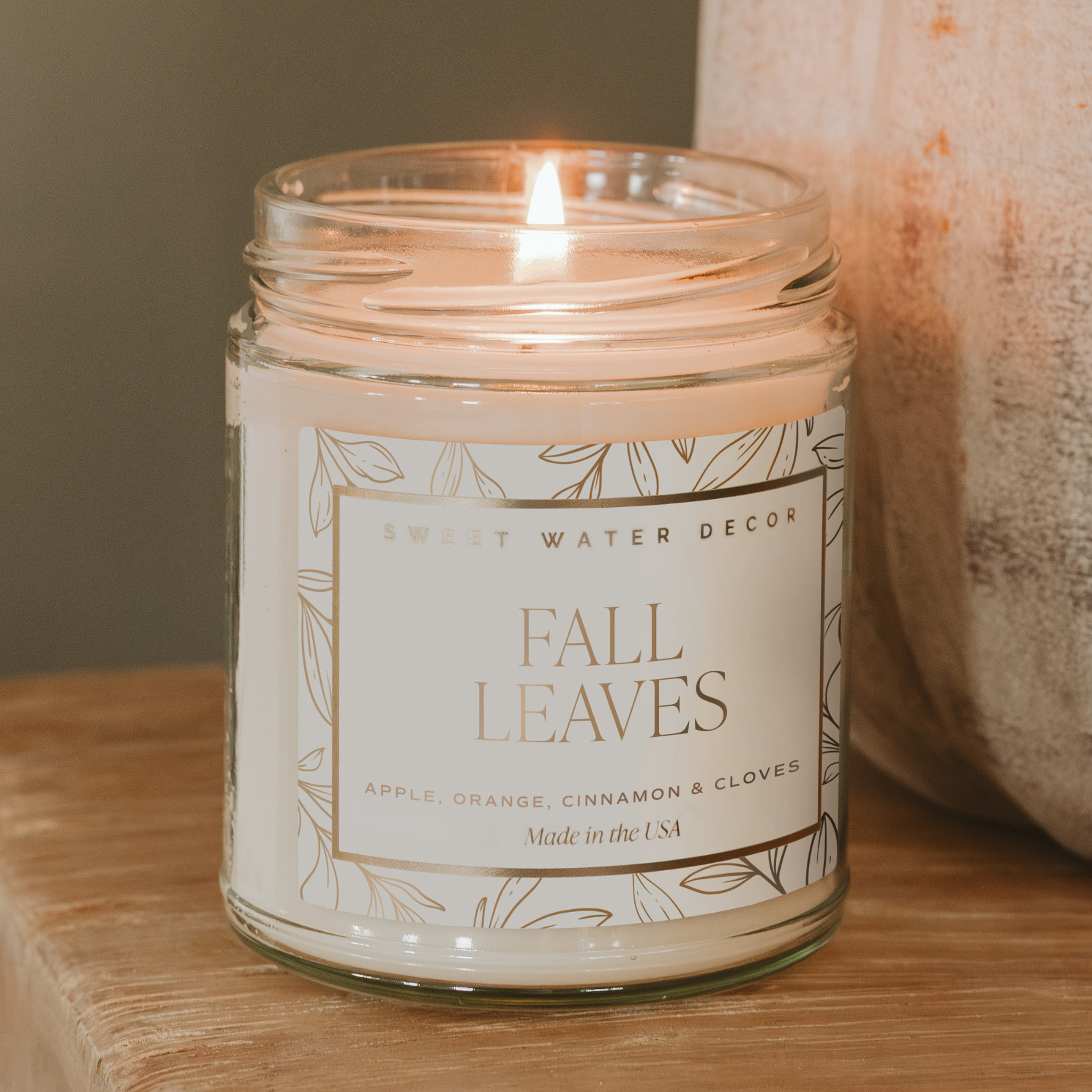 Fall Leaves Candle – Cozy Autumn Scent with Apple, Orange, Cinnamon & Cloves (9oz)